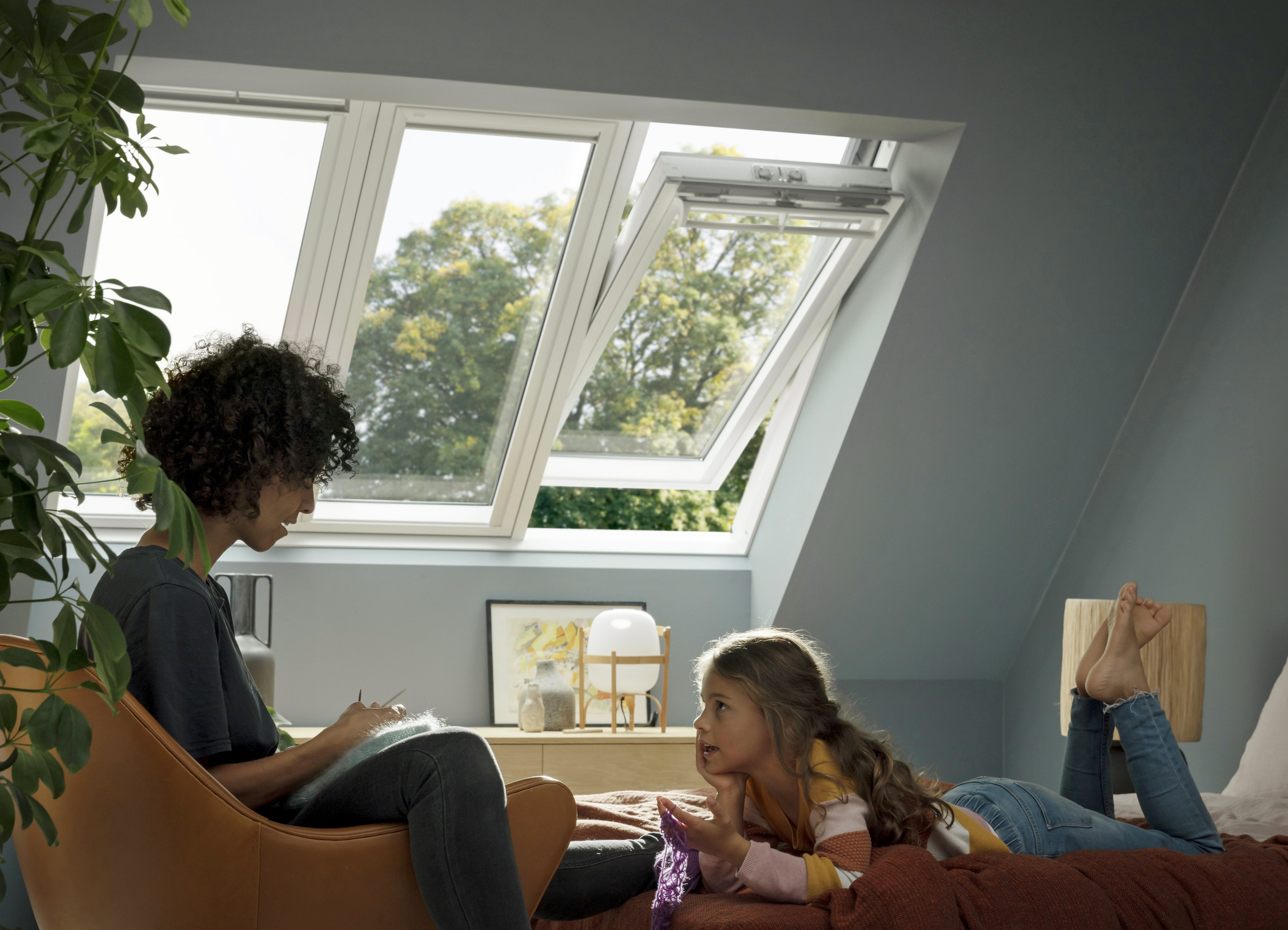 Kondenswasser an dAchfenstern entsteht auch durch Zimmerpflanzen, wenn diese zu dicht am Dachfenster platziert sind.
velux solar 3-in-1